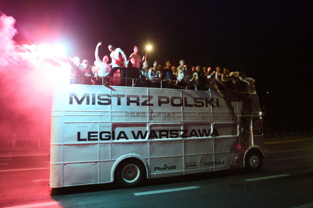 Członkowie drużyny Legii Warszawa świętowali na ulicach stolicy w odkrytym autobusie 16. w historii tytuł mistrza kraju, po wygranym meczu piłkarskiej Ekstraklasy z Podbeskidziem Bielsko-Biała / 	Leszek Szymański    /PAP