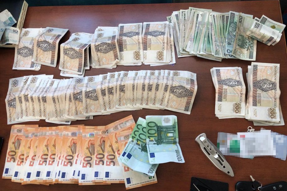 Członkowie grupy mogli wyprać ponad 37 mln zł /CBŚP