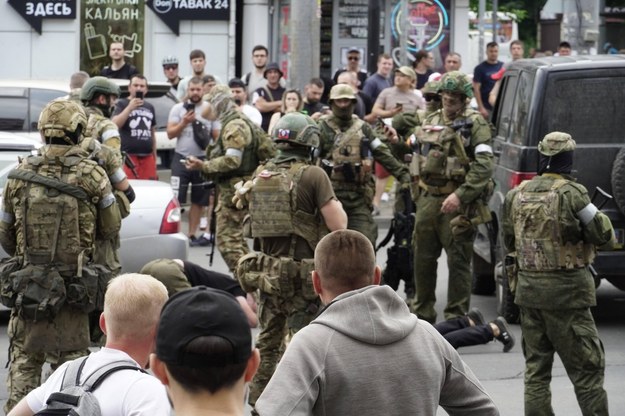 Członkowie grupy Wagnera na ulicach w obliczu eskalacji napięć z Kremlem w Rostowie nad Donem /	AA/ABACA /PAP