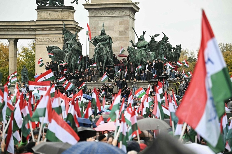 Członkowie i sympatycy partii TISZA na wiecu na Placu Bohaterów w Budapeszcie. /ATTILA KISBENEDEK/AFP/East News /East News