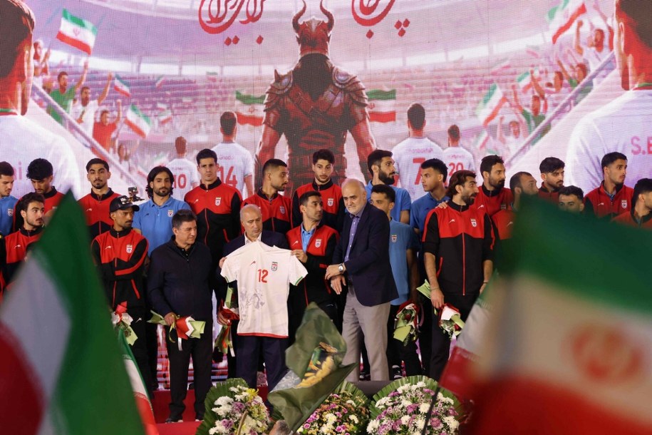 Członkowie irańskiej reprezentacji piłkarskiej biorą udział w ceremonii pożegnalnej przed wyjazdem na Mistrzostwa Świata FIFA 2026 /ATTA KENARE/AFP/East News /East News