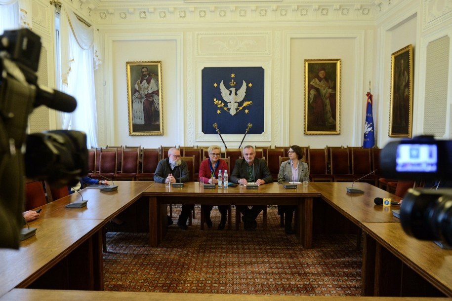 Członkowie kapituły ogłaszają wyniki plebiscytu / 	Jakub Kamiński    /PAP