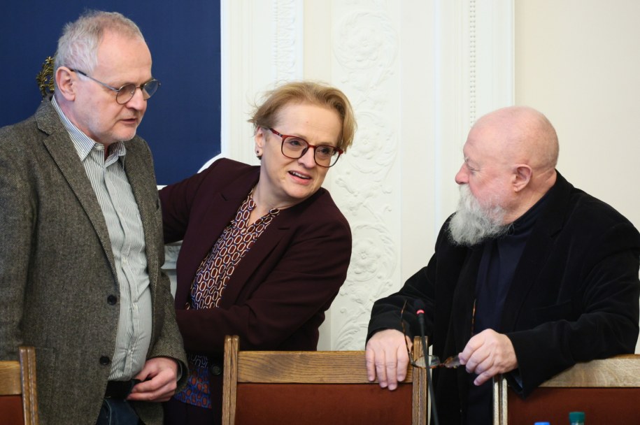 Członkowie kapituły prof. Jerzy Bralczyk (P) i prof. Katarzyna Kłosińska (C) oraz sekretarz kapituły plebiscytu prof. Marek Łaziński (L) z Wydziału Polonistyki UW /Szymon Pulcyn /PAP