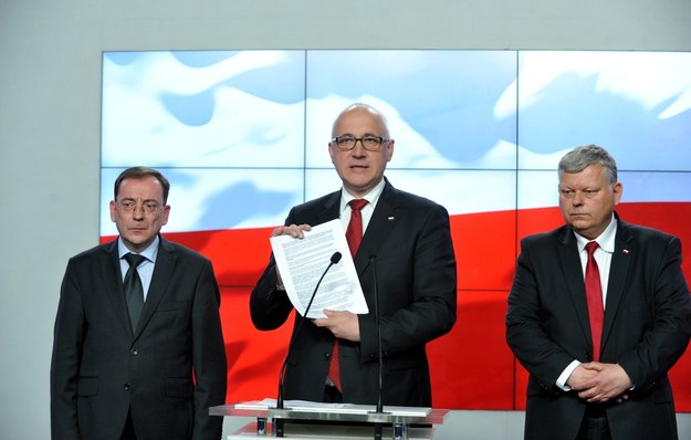 Członkowie komisji: Joachim Brudziński, Mariusz Kamiński i Marek Suski. /Marcin Obara /PAP