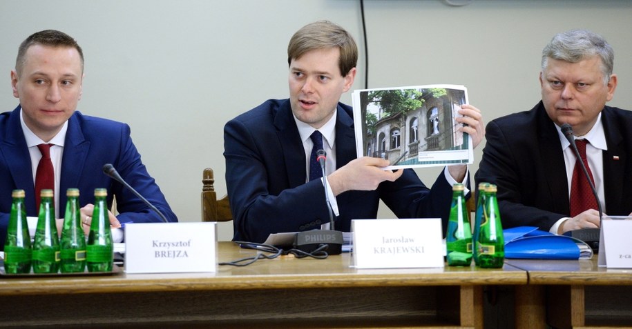 Członkowie komisji: poseł PO Krzysztof Brejza, poseł PiS Jarosław Krajewski i poseł PiS Marek Suski /Jacek Turczyk /PAP/EPA