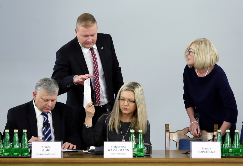 Członkowie komisji śledczej ds. Amber Gold /Tomasz Gzell /PAP