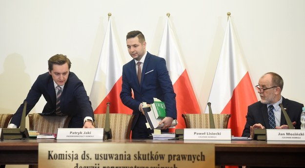 Członkowie komisji weryfikacyjnej ds. reprywatyzacji: Sebastian Kaleta, przewodniczący Patryk Jaki i Jan Mosiński /Radek Pietruszka /PAP