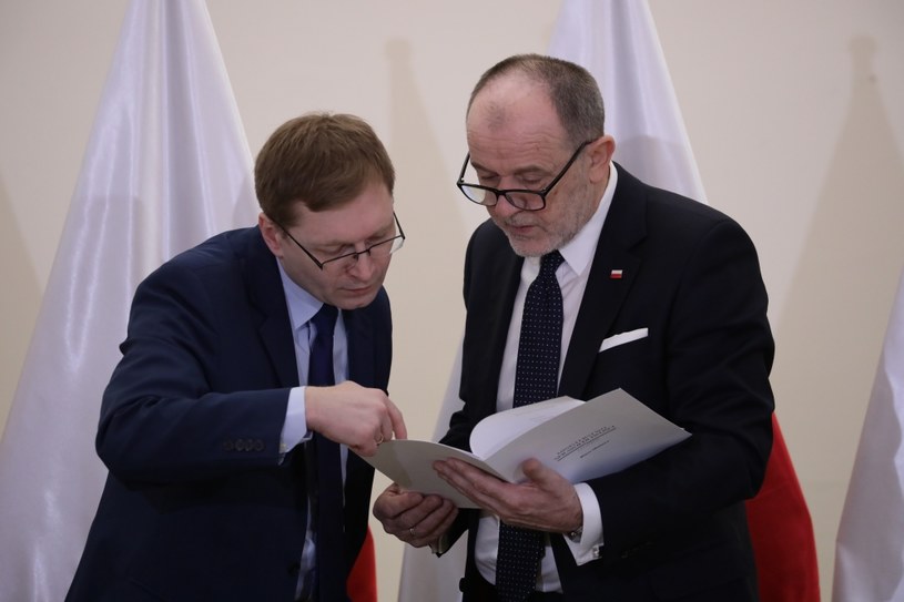 Członkowie Komisji Weryfikacyjnej, posłowie, od lewej: Paweł Lisiecki i Jan Mosiński podczas posiedzenia Komisji Weryfikacyjnej w sprawie nieruchomości położonej przy ul. Łochowskiej 38 /Tomasz Gzel /PAP