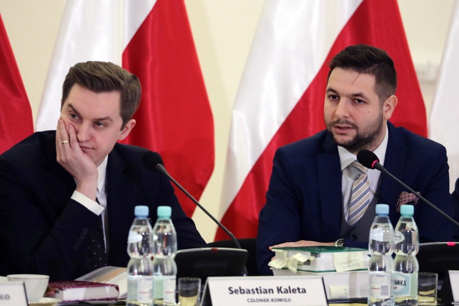Członkowie Komisji Weryfikacyjnej, posłowie, od lewej: Sebastian Kaleta i przewodniczący Patryk Jaki. /Tomasz Gzell /PAP