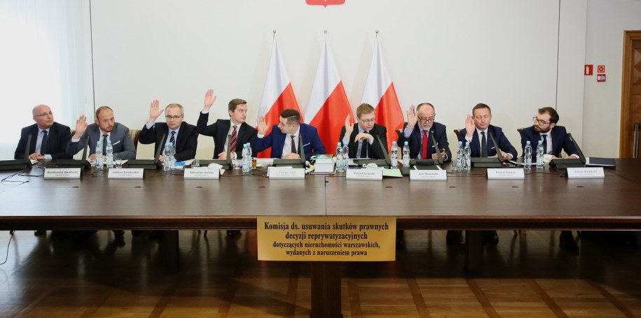 Członkowie komisji weryfikacyjnej /PAP/Leszek Szymański /PAP