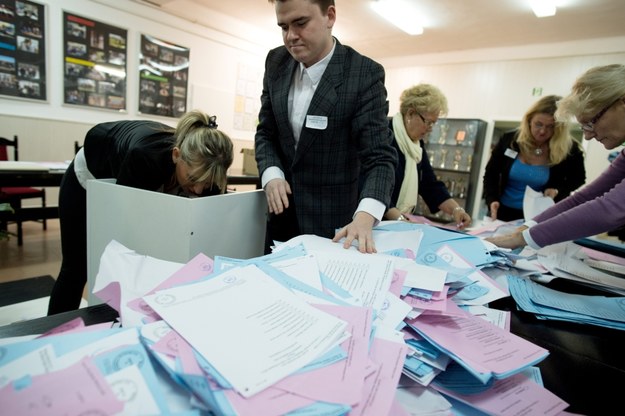 Członkowie komisji wyjmują karty z urny po zakończeniu głosowania w obwodowej komisji wyborczej nr 186 w Łodzi /Grzegorz Michałowski /PAP