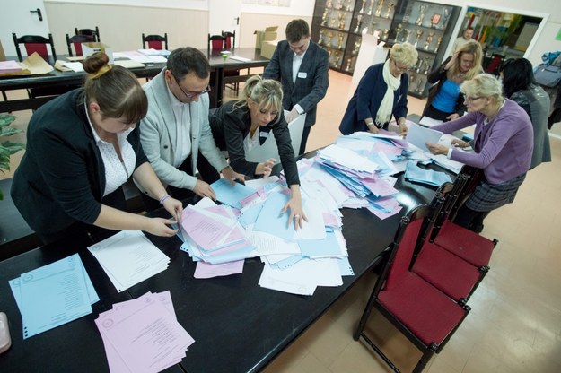 Członkowie komisji wyjmują karty z urny po zakończeniu głosowania /Grzegorz Michałowski /PAP
