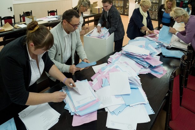 Członkowie komisji wyjmują karty z urny po zakończeniu głosowania w obwodowej komisji wyborczej nr 186 w Łodzi /Grzegorz Michałowski /PAP