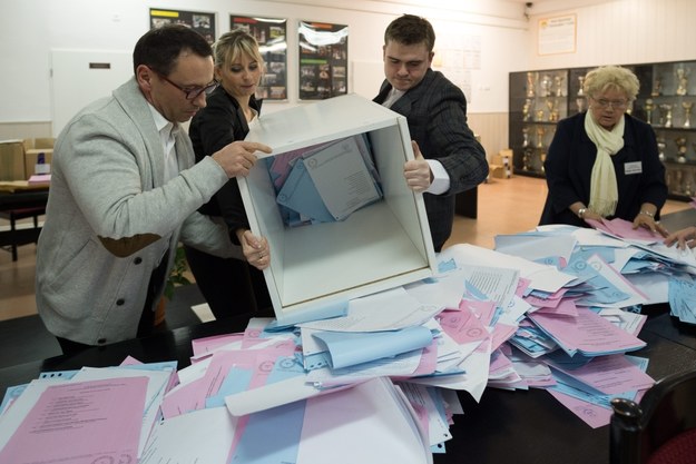 Członkowie komisji wysypują karty z urny po zakończeniu głosowania w obwodowej komisji wyborczej nr 186 w Łodzi /Grzegorz Michałowski /PAP