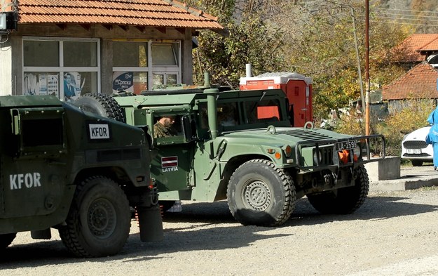 Członkowie kontyngentu sił pokojowych w Kosowie (KFOR) obserwują przejście graniczne Jarinje między Kosowem a Serbią //EPA/DJORDJE SAVIC /PAP/EPA