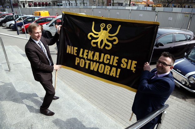 Członkowie Kościoła Latającego Potwora Spaghetti przed budnkiem sądu /Tomasz Gzell /PAP