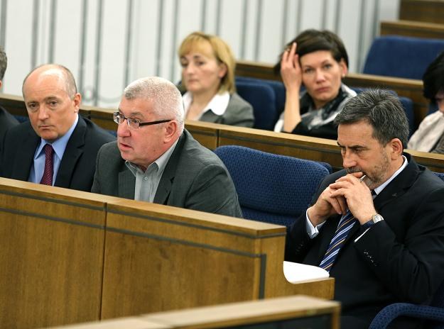 Członkowie KRRiT: Krzysztof Luft (L), Jan Dworak (C) i Witold Graboś (P) w Senacie /PAP