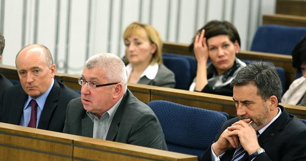 Członkowie KRRiT: Krzysztof Luft (L), Jan Dworak (C) i Witold Graboś (P) w Senacie /PAP