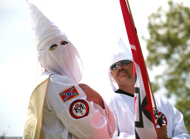Członkowie Ku Klux Klanu protestują przeciwko Barackowi Obamie, Forest City, 25 kwietnia 2009 roku /Polaris Images /East News