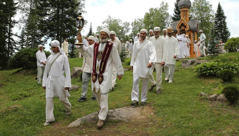 Członkowie kultu podczas obrzędu /Alexander Ryumin /PAP/EPA
