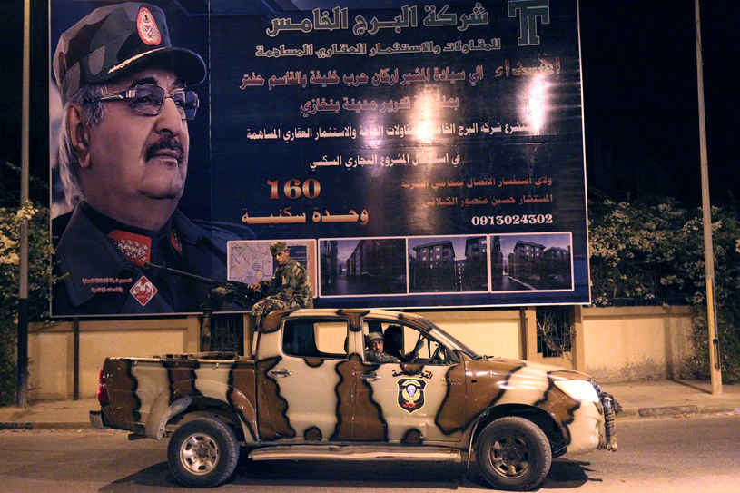 Członkowie Libijskiej Armii Narodowej obok billboardu z wizerunkiem gen. Chalify Haftara /AFP