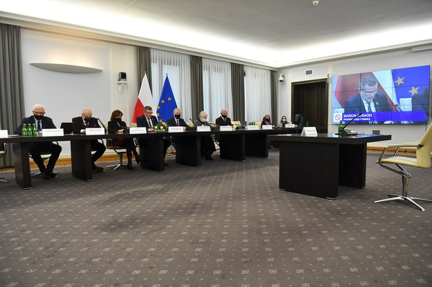 Członkowie Nadzwyczajnej Senackiej Komisji ds. Inwigilacji w trakcie posiedzenia /Piotr Nowak /PAP