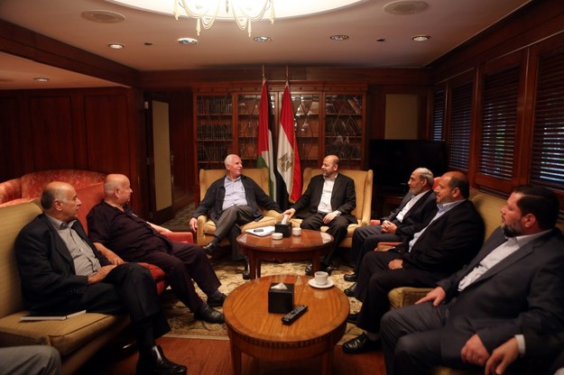 Członkowie palestyńskich ugrupowań Fatahu i Hamasu /KHALED ELFIQI (PAP/EPA) /PAP/EPA