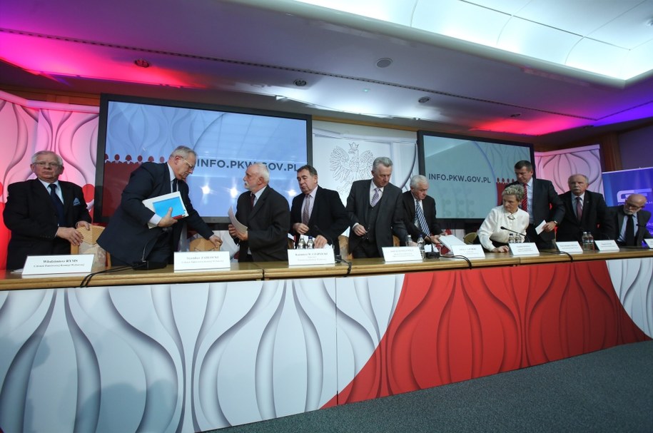 Członkowie PKW (od lewej): Włodzimierz Ryms, Stanisław Zabłocki, sekretarz Kazimierz Czaplicki, wiceprzewodniczący Andrzej Kisielewicz, przewodniczący Stefan Jaworski, wiceprzewodniczący Stanisław Kosmal, Maria Grzelka, Bogusław Dauter, Andrzej Mączyński i Janusz Niemcewicz podczas konferencji prasowej w Warszawie /Leszek Szymański /PAP