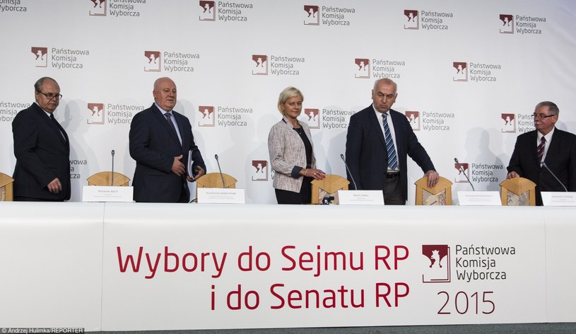 Członkowie PKW podczas losowania numerów list wyborczych /Andrzej Hulimka  /Reporter
