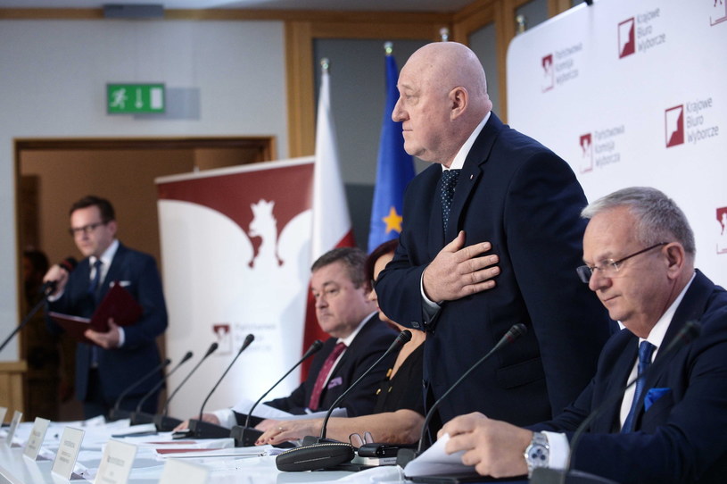 Członkowie PKW: sędzia NSA Arkadiusz Despot-Mładanowicz, sędzia NSA Sylwester Marciniak i Krzysztof Strzelczyk podczas drugiej konferencji prasowej PKW / 	Marcin Obara  /PAP