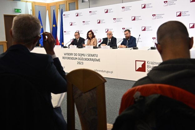 Członkowie PKW w czasie konferencji prasowej /	Radek Pietruszka   /PAP
