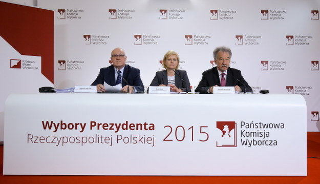 Członkowie PKW - Wojciech Hermeliński, Beata Tokaj i Sylwester Marciniak - na konferencji prasowej /PAP/Paweł Supernak /PAP