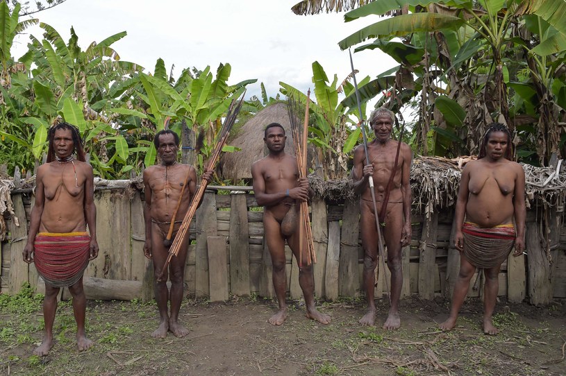 Członkowie plemienia Dani w swojej wiosce /AFP