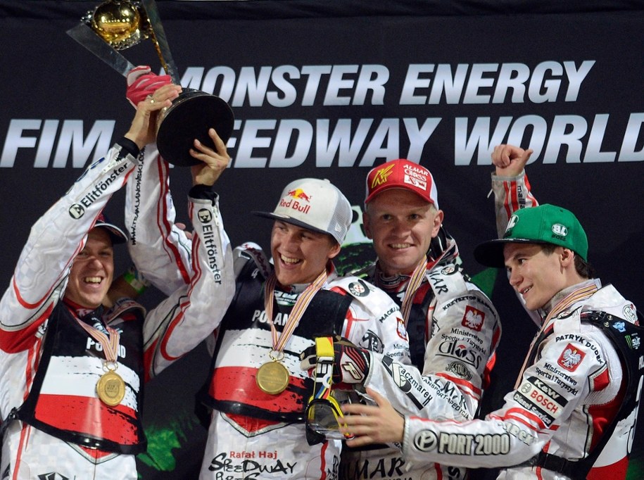 Członkowie polskiej drużyny (od lewej do prawej) Jarosław Hampel, Maciej Janowski, Krzysztof Kasprzak i Patryk Dudek świętują z trofeum po zwycięstwie w finale Pucharu Świata drużyn żużlowych w Pradze, Czechy, w sobotę 20 lipca 2013 r. / 	Michal Krumphanzl /PAP