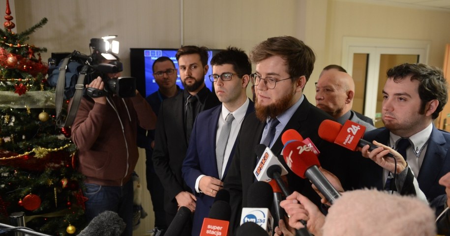 Członkowie Porozumienia Rezydentów OZZL Łukasz Jankowski (C-L) i Jarosław Biliński (C-P) podczas konferencji prasowej po spotkaniu z ministrem zdrowia Łukaszem Szumowskim /Jakub Kaminski /PAP