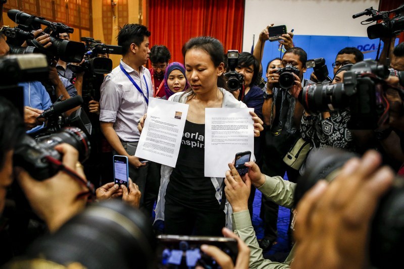 Członkowie rodzin ofiar katastrofy samolotu pojawili się na konferencji prasowej w mieście Putrajaya /PAP/EPA/AZHAR RAHIM  /PAP/EPA