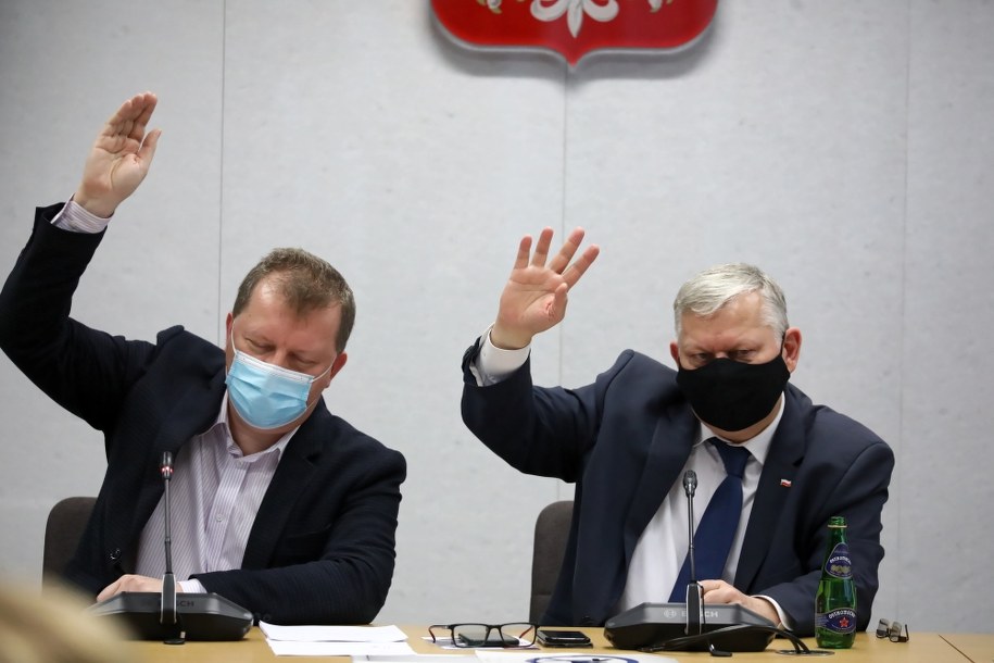 Członkowie sejmowej komisji kultury i środków przekazu Marek Suski oraz Piotr Babinetz podczas posiedzenia komisji w Warszawie. /Tomasz Gzell /PAP