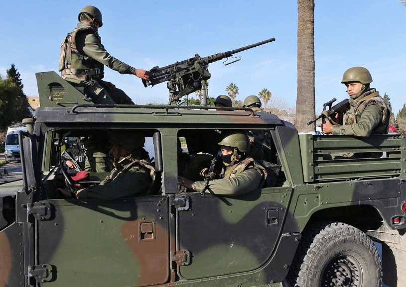 Członkowie sił zbrojnych Tunezji uczestniczący w operacji /PAP/EPA