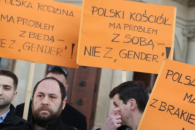 Członkowie Twojego Ruchu zaprezentowali list otwarty "Prawda nas wyzwoli!" nt. gender. Zdjęcie archiwalne z grudnia 2013 /Stanisław Rozpędzik /PAP