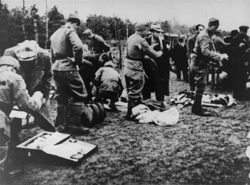 Członkowie Ustaszy odbierają dobytek więźniom, zesłanym do obozu Jasenovac /Wikimedia Commons /domena publiczna