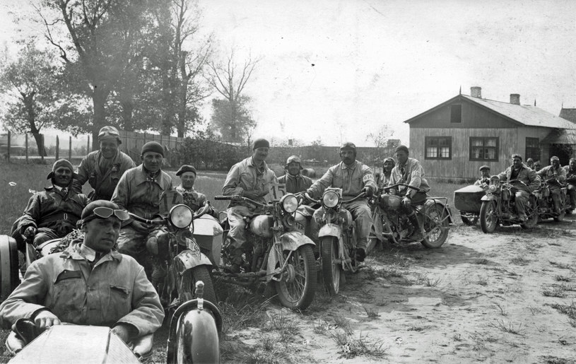 Członkowie warszawskiego Polskiego Klubu Motocyklowego na motocyklach CWS M55. Zdjęcie wykonane przed znaną w latach 30. podwarszawską restauracją „Willa Hrabina”. Motocykle zostały przekazane im bezpłatnie przez wojsko do kilkumiesięcznych testów /Archiwum Tomasza Szczerbickiego