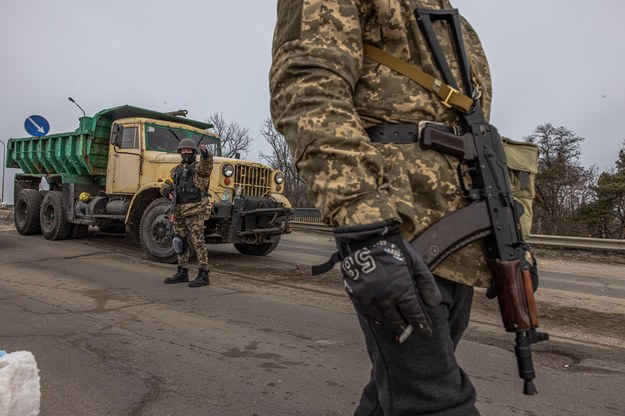Członkowie Wojsk Obrony Terytorialnej stoją na posterunku we wschodniej części obwodu kijowskiego /ROMAN PILIPEY /PAP/EPA