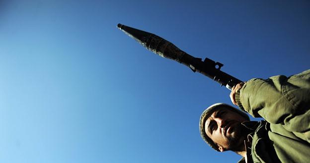 Członkowie Wolnej Armii zajmują pozycje w Idlib w północnozachodniej Syrii. 22 lutego 2011 r. /AFP