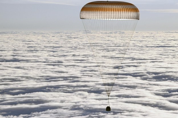 Członkowie załogi ISS powrócili na Ziemię /ALEXANDER NEMENOV/POOL /PAP/EPA