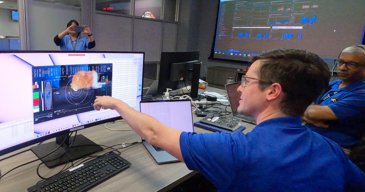 Członkowie zespołu DSOC reagują na pierwszy streaming wideo w wysokiej rozdzielczości /NASA/JPL-Caltech /domena publiczna