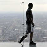 Człowiek bez nogi wdrapie się na szczyt Chicago