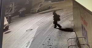 Człowiek-choinka zatrzymany. Zniszczył 21 samochodów na parkingu