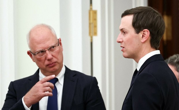 Człowiek Kremla w Waszyngtonie. W tle decyzja w sprawie sankcji