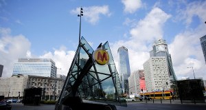 Człowiek na torach warszawskiego metra. Skrócono trasę