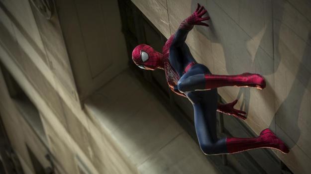 Człowiek-pająk powraca! Andrew Garfield w scenie z filmu "Niesamowity Spider-Man 2" /materiały dystrybutora